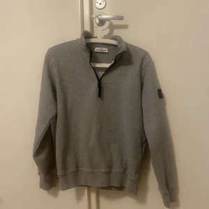 Stone Island Half Zip - Skön Stone Island half zip köpt på NK som inte längre passar mig. Skick: 8/10 Sparsamt använd. Nypris: 1800kr