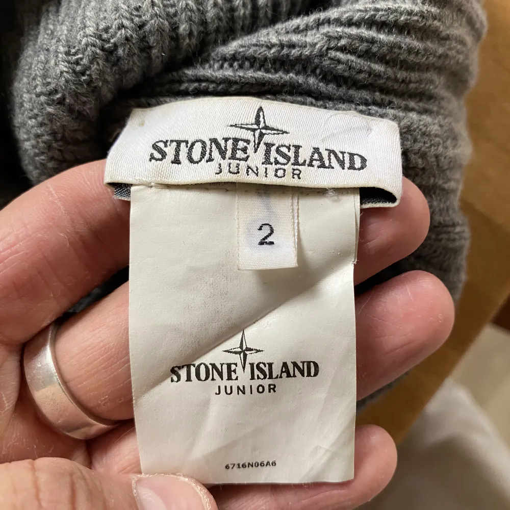 Grå Stone Island mössa i helt okej skick. Mössan är inte skadad men är väl använd.. Övrigt.