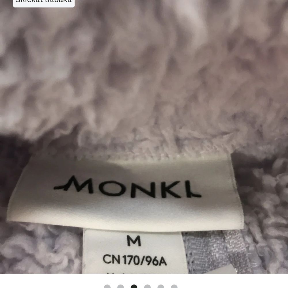 Skickade tillbaka varor från mitt sellpy konto därav använder jag bilder där ifrån.  Mysig tröja från Monki i storlek M. I lila rosa färg och i mysigt material.. Tröjor & Koftor.