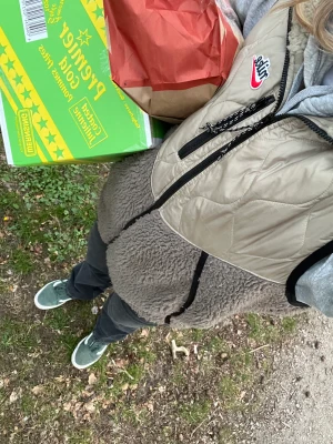 Nike väst - Beige Nike-väst!🤎 ”Lurvig” i stora partier längs med rygg och mage. Bröstficka och stora fickor på sidorna. Härligt vårplagg, jättesnygg att ha över en hoodie eller stickad tröja.  Oversized modell, västen täcker rumpan. Herrstorlek.