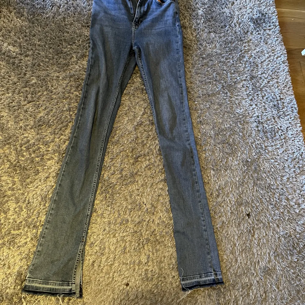 Säljer ett par riktigt långa jeans från odenim då de har blivit för små för mig. Storlek 36L och inköpta 2021, är även uppsprättade vid benen. Nypris 1599, säljs för 499💓. Jeans & Byxor.