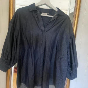 Jeans skjorta - Oversized jeansskjorta i en mörkblå färg 🙏🏼 
