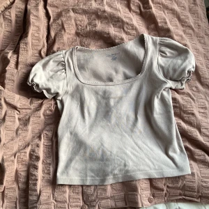 Kortärmad tröja - Säljer denna supergulliga lila tröjan med puffärmar som är i nyskick!! Säljer då den har blivit för liten. Nypris: 449kr