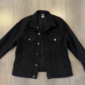 Svart jeansjacka - Fint skick! Från hm i strl 42 men är väldigt liten i storlek så passar S💕