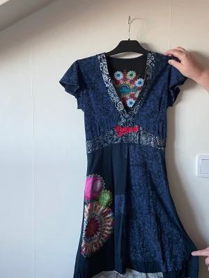 Desigual klänning  - En klänning från desigual, använd ett fåtal gånger, är i gott skick, storlek S