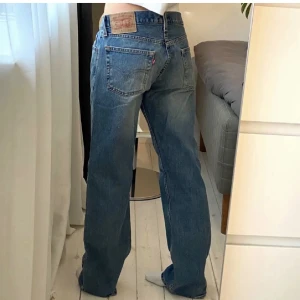 Levis low rise jeans - Skitsnygga low rise levis jeans köpta här på plick. Passade tyvärr inte mig så därför säljer jag vidare. Midjemått 80cm och innerbenslängd 81cm