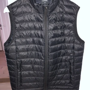 Väst för våren - Everest väst herr, säljs då jag aldrig använt den, är alltså i nyskick Nypris 600 kr