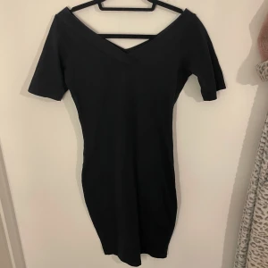 Svart tajt klänning  - Säljer den här Svart klänningen i storlek 38 som visar axlarna, den sitter super snygg på🫶🏻