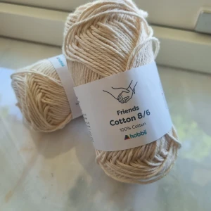 Garn 100% cotton - Två stycken nyinköpta garnnystan från Hobbii. 1 nystan innehåller 50 g i färgen oatmilk. 15 kr styck eller båda för 25 kr.