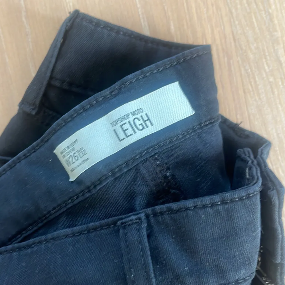 Svarta byxor från Topshop i modellen Leigh. Strl 26/32 Säljer båda för 150kr. Bra skick. . Jeans & Byxor.