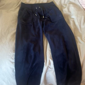 Säljer mörkblå juicy - Jag säljer mina juicy byxor för att det är för stora i midjan. Använt 2 gånger för jag köpte fel storlek 