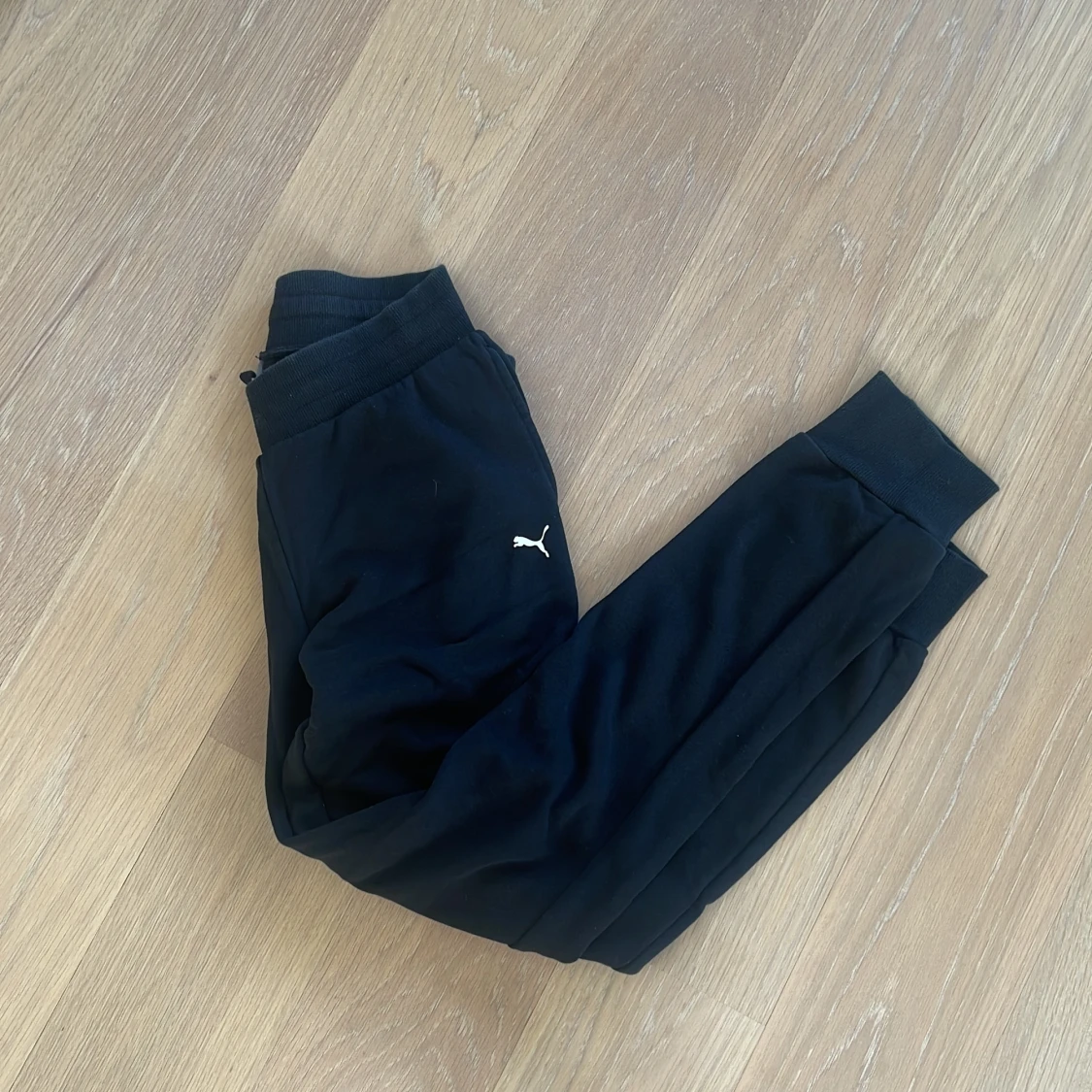 Sweatpants från Puma i storlek small