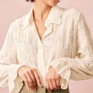 ny rehoas broderi blus - ny rehoas broderi långärmad blus, med etiketter, klassisk retro vibe, storlek S, beige byst: upp till 102sm  längd: 50 ärm: 61