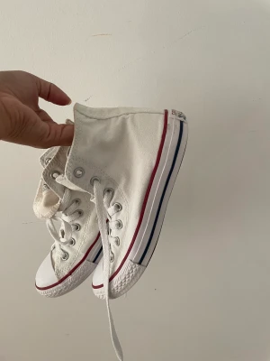 vita converse - Skorna är knappt använda något