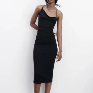 klänning - säljer den här klänningen från zara nyskick!!!