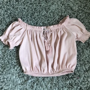 Rosa magtröja  - Den är en rosa magtröja, som blivit använd ca 2 gånger❤️ Har puffiga ärmar och en rosett på framsidan💗 Passar XS och kommer från HM💗