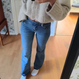 Snygga jeans!  - Ett par jeans från Hm, är i strl 40 men passar mer som 38. Jättesköna jeans med stretch.  Nypris 250kr och knappt använda. Har släppt ner fållen på dom.