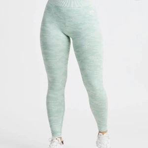 AYBL leggings  - Jättesnygga, lite tjockare skönt material, liten butt shrunch moment in the back. St M och passar st M! 