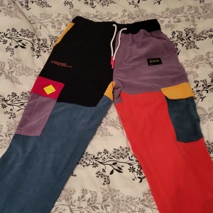 Unisex byxor från Aelfric Eden - Storlek: S. Jag är 179 cm lång och de är något korta för mig, men ganska baggy. Skick: 10/10 Helt nya.