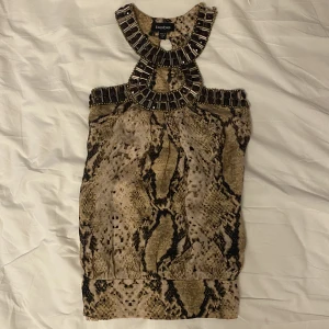 Bebe top - Jättesnygg somrig top från Bebe🌟I storlek xs, tryck på köp nu!