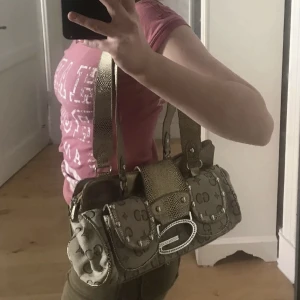 y2k 2000s minibag  - jätte söt guess guidok&cavalli väsk. banden på framsidan är fastsydda och med lite lim. inget som sitter löst iaf. insidan av väskan är ren o inga fläckar.  det finns en liten fläck på botten att väskan som inte syns men den finns där iaf. 