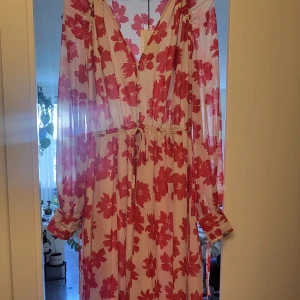 NY maxiklänning från NA-KD - Helt ny klänning från NA-KD med lappar kvar 