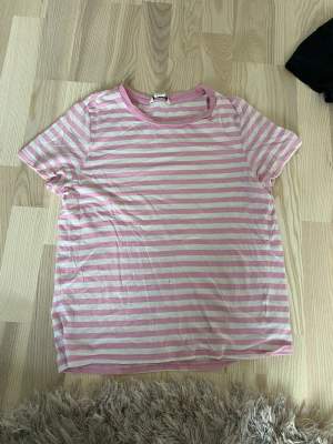 RENSAR! Säljer den här randiga rosa/vit t-shirten i strlk XS bra skick men ett litet hål