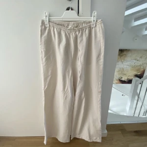 Linnebyxor  - Obs lånade bilder!!  Köpte dessa linneliknande byxor på plick, säljer då de inte passade! 