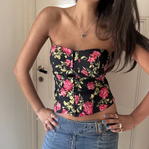🌹Rosig korsett topp🌹 - Sååå snygg korsett topp med roser på! Man knäpper där fram