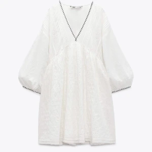 Sommmarklänning - Lägger ut denna igen då det var många oseriösa köpare. || Nu säljer jag min jättesöta sommarklänning från Zara som endast är testad och aldrig använd! Säljer pga att jag ska köpa en annan klänning. Köptes för ca 500kr men säljer för 250kr! ⚡️