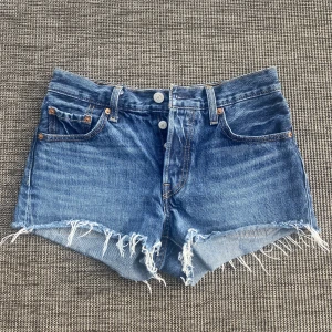 Levi’s shorts  - Säljer mina lågmidjade Levi’s shorts som verkligen är så snygga nu till sommaren men är tyvärr lite små på mig! Har endast använt dem två gånger så fint skick. Fler bilder går att få 🥰 använd gärna köp nu, annars står köparen för frakten 