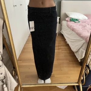 Jeanskjol  - Jätte fins jeanskjol. Lågmidjade och lång, har en slit därbak, kan skicka fler bilder. Aldrig använd och är från Zara som inte säljs längre. Etikett finns kvar och köp direkt för 400kr. Är i storlek xs/32 men skulle passa en 34 eller Small.
