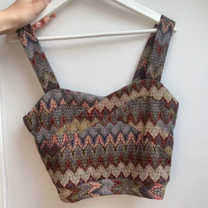 Croppat linne  - As gulligt croppat linne med zig-zag mönster, sitter jättefint på 💞  mindre i storlek