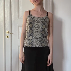 Ormskinnsmönstrat linne - Linne! Stretchigt! Coolt mönster!