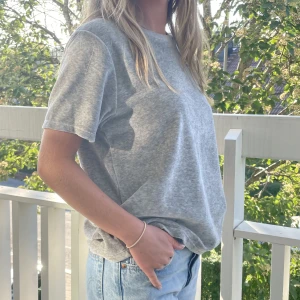 American vintage tshirt - Tshirt från American Vintage i grått och mjukt material(velour liknande). Aldrig använd. Passar en S.