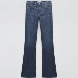 Zara boot cut lågmidjade  - Säljer nu mina aaas snygga lågmidjade zara boot cut jeans då jag har två par! Storlek 34, köpta för 399kr och endast använda några gånger😇Passar mig som är 165, men även längre personer då de är lite långa på mig!