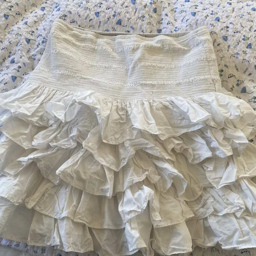 Säljer denna jättefina vita volang kjolen ifrån H&M☀️ använt max 4 gånger, så den är i mycket bra skick☺️ Skriv privat för fler bilder och frågor🌸🫶🏻. Kjolar.
