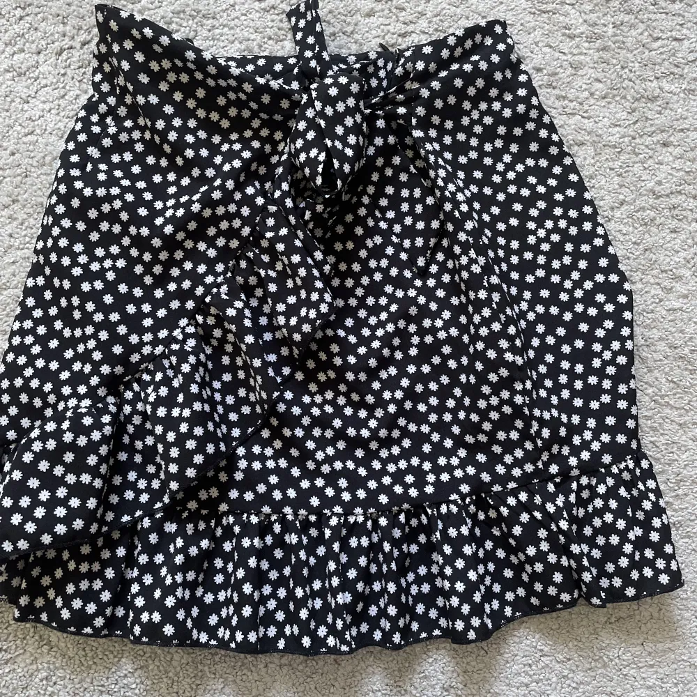 Säljer denna kjol från Shein, inga defekter💕. Kjolar.