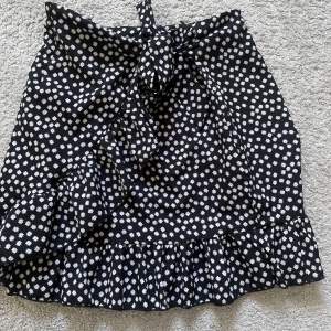 Säljer denna kjol från Shein, inga defekter💕