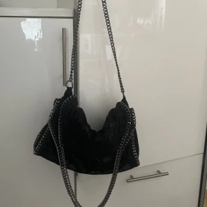 Väska  - Så fin rymlig väska med lite ”skimmer” i som kan bäras på olika sätt, med flera fack. Köp nu funkar bra men skriv till mig först.