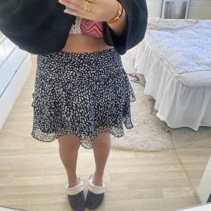 Volang kjol - Säljer en jätte fin volang kjol ifrån Chelsea❣️ Den är i bra skick🙌 Skriv privat för fler bilder och frågor🫶🏻