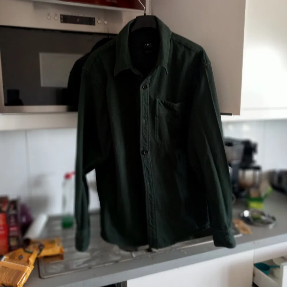 A.p.c skjorta grön. Kosta 1800 kr ny nu kostar den 800kr. Använd 2 ggr. 1 tvätt.. Skjortor.