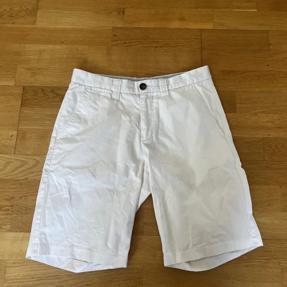 Vita Tommy hilfiger shorts perfekta nu till sommaren. Det är i storlek M och passar till allt. Hör av er vid intresse eller fler bilder😁. Shorts.