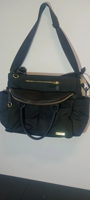 Stor fin bra väska - Med många fack, egentligen en skötväska men kan användas som vanlig snygg trevlig inga märken 