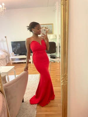 Festklänning/Balklänning  - Säljer en fin röd balklänning från London. I storlek xs men passar även s då den är stretchig i materialet. Kan tänka mig gå ner i pris vid snabbköp