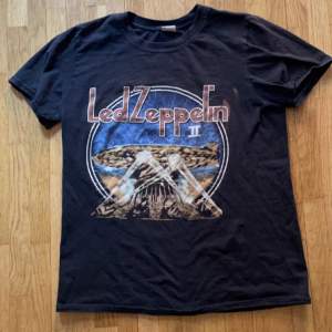 En svart Led Zeppelin T-shirt. Storlek S, 100% bomull. En liten brun fläck vid ”N”- et, men knappt märkbart. Finns fler bilder!