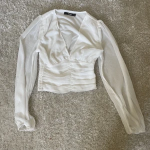 Vit blus - Blusen är från bikbok och köptes för 250 kr förra året, använd fåtal gånger