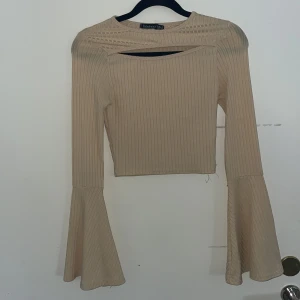 Beige magtröja - Väldigt fint skick med en liten utsvänga ärmar.