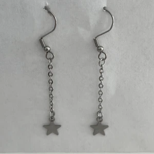 Superfina hängande stjärnörhängen - Silvriga stjärnörhängen SÄLJES STYCKVIS Skickas som brev FRAKT: 19kr