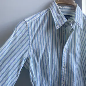 Blå/vit randig skjorta från Ralph Lauren, lagom i storlek! 💙